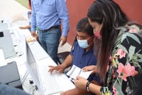Personal del ayuntamiento apoya en el trámite de vacunación COVID en San Pedro
