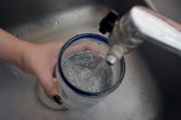 Fomento Sanitario en Coahuila monitorea la calidad del agua en Torreón para uso y consumo
