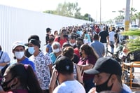 Aplican en Torreón mil 700 vacunas de AstraZeneca a rezagados de 40 a 49 años