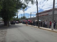 Los adultos de 40 a 49 años de edad abarrotan calles por segundas dosis antiCOVID en Gómez Palacio