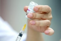 Cofepris alerta en Coahuila por comercialización ilegal de vacuna antiCOVID