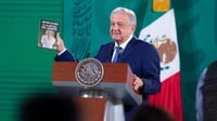 Andrés Manuel López Obrador presume su nuevo libro 'A mitad del Camino'