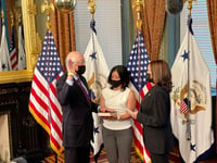 Vicepresidenta Kamala Harris toma juramento a Ken Salazar, nuevo embajador de EUA en México
