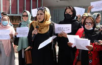 Mujeres protestan por segundo día para reclamar sus derechos a los talibanes en Afganistán