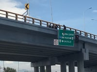 Hombre intenta saltar de puente sobre el periférico de Torreón