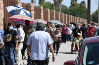 Adultos mayores de Torreón esperan pago de pensión bajo el Sol