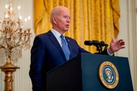 El presidente Joe Biden celebra que empresarios compitan por los trabajadores y suban los sueldos