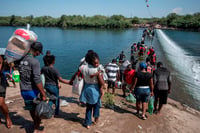 EUA comienza  a deportar a migrantes haitianos de campamento bajo puente en Del Río, Texas