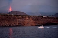 El volcán de la isla de La Palma vuelve a emitir lava y cenizas