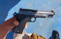 Franeleros detienen a ladrona con pistola de juguete en Gómez Palacio