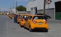 Costos de gasolina afectan a taxistas pese a incremento de tarifas en Saltillo