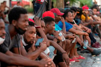 Migrantes haitianos reciben vacuna antiCOVID en Ciudad Acuña