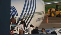 VIDEO: Migrante salta de escaleras al abordar avión en México y evitar ser deportado a Haití