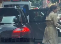 Video exhibe a Lilly Téllez subiendo a un Porsche