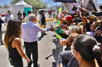 López Obrador atendió a laguneros que lo esperaron bajo el sol