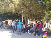 Habitantes realizan plantón en la plaza principal de Matamoros; exigen materiales de construcción