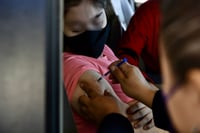 Vacunan contra el COVID-19 a menores con comorbilidades en La Laguna