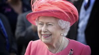 'Sólo se es tan vieja como se sienta'; reina Isabel II rechaza el premio a 'Anciana del año'