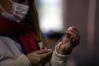 Salud exhorta a maestros atendidos con Cansino en Durango a 'no arriesgarse' buscando otra vacuna COVID