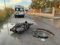 Motociclista cae en 'megabache' en la colonia Villas Centenario de Torreón
