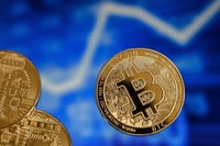 Bitcoin alcanza precio máximo al superar los 66 mil dólares
