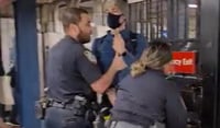 Policías expulsan del metro a hombre que les pidió usar cubrebocas