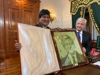 Evo Morales le regala a AMLO un cuadro de su rostro hecho con hojas de coca