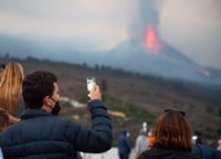 El volcán de La Palma atrae a miles de turistas durante el fin de semana festivo