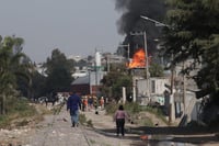 Damnificados por explosión en Puebla duermen en la calle para evitar rapiña