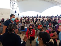 Miles de rezagados en Torreón acuden por vacuna antiCOVID