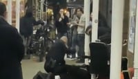 Policía golpea a un indigente hasta dejarlo inconsciente en plena calle de Nueva York