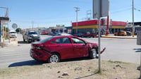 Conductora se 'vuela' el alto y choca con patrulla en Torreón