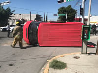 Vehículo vuelca tras impacto de camioneta en Torreón