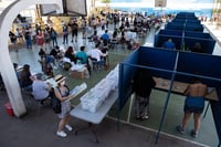 Un intenso calor y largas filas para votar marcan las históricas elecciones en Chile