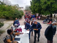 Adultos mayores de Torreón madrugan para cobrar pensión del Bienestar