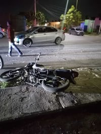 Automóvil atropella a joven motociclista en Torreón