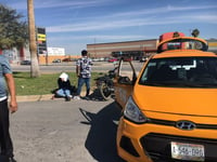 Taxi embiste motocicleta y lesiona a pareja en Torreón