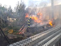 Bomberos de Gómez Palacio apagan incendio en jacal