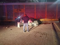 Auto se apaga en las vías y tren lo impacta en Gómez Palacio