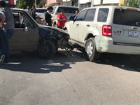 Dormita y choca contra 3 autos estacionados en Torreón