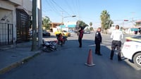 Camioneta arrolla a motociclista en Torreón y huye