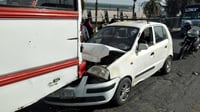 Auto se impacta contra camión de pasajeros en Gómez Palacio