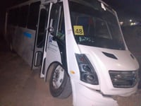 Camión de transporte de personal cae a hundimiento en Torreón