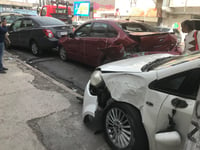 Conductor se impacta contra dos autos estacionados en Torreón