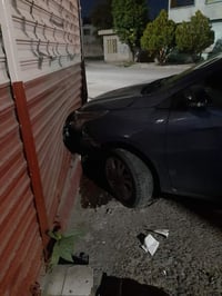 Hombre estrella su auto contra comercio en Gómez Palacio