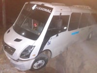 Autobús de personal cae en zanja en Torreón