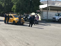 Taxista no respeta señal de alto y choca en Torreón