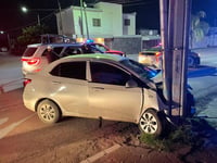 Auto se impacta contra poste en Torreón y mujer resulta lesionada