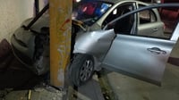 Auto se impacta contra poste en Torreón y conductor huye del lugar