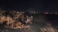 Abandonan camioneta volcada en Loma Real de Torreón